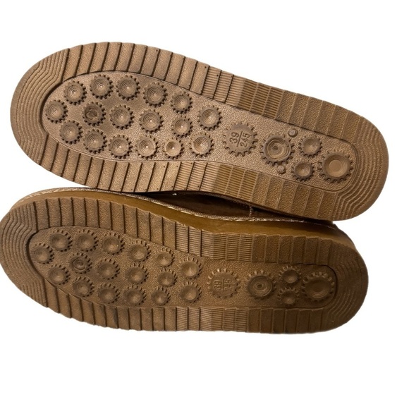 Lug Brown Winter Boots with Fuzzy Lining - Picture 5 of 5